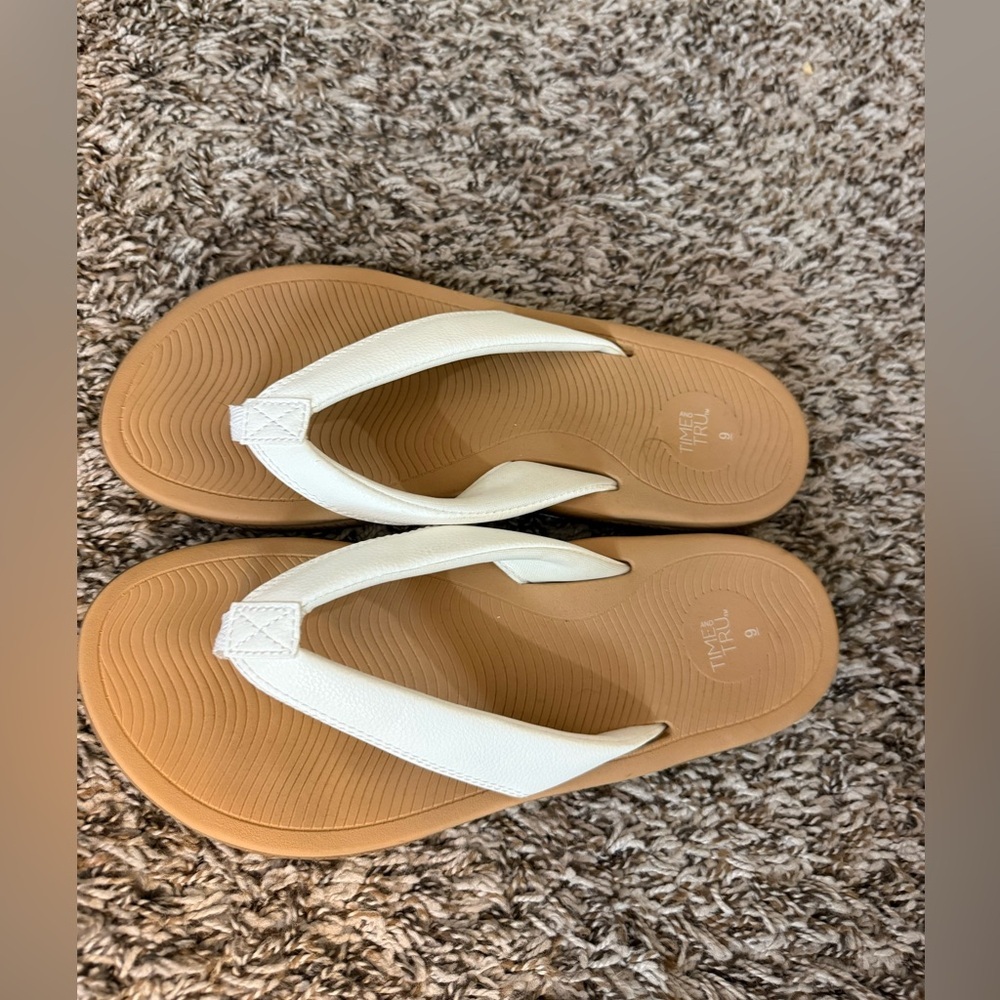 Time and Tru White Flip Flops Women’s Size 9 Cushioned Thong Sandals Summer